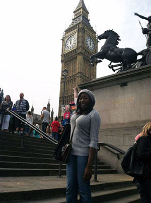 Kelsey Ashford is pictured pointing at the Big Ben clocktower in London, England.